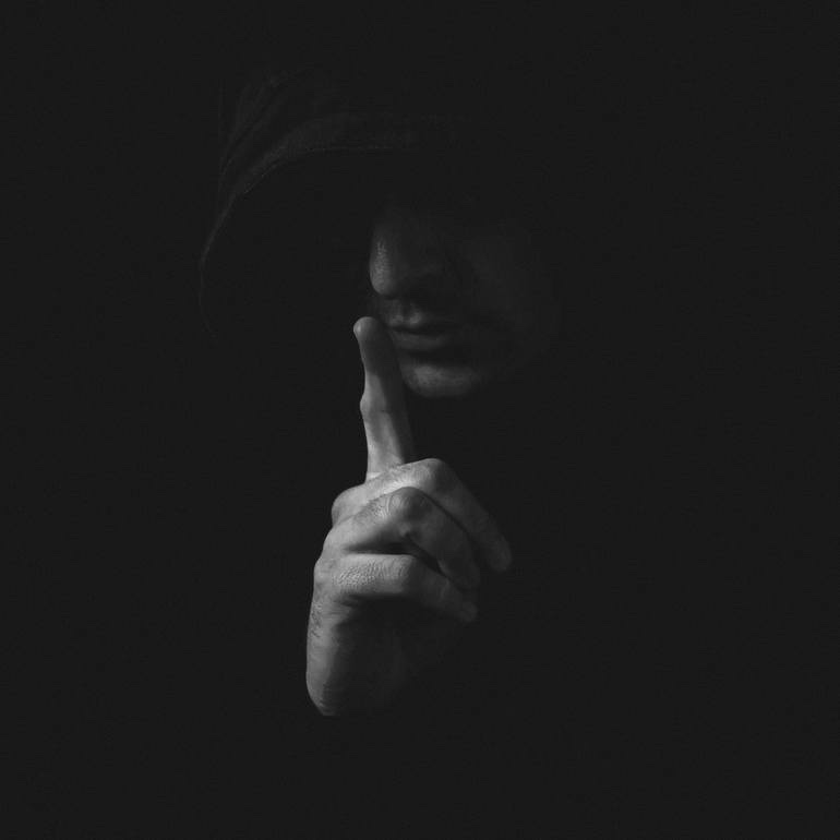 Pourquoi la lourdeur de ce silence